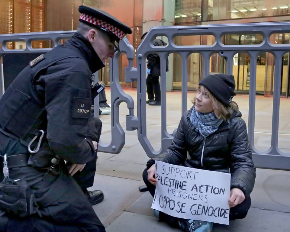 Грету Тунберг задержали в Лондоне на митинге в поддержку Палестины The Guardian приводит сообщение полиции в котором говорится что 22 летняя женщина была задержана за демонстрацию плаката в поддержку запрещённой организации Palestine Action что противоречит статье 13 закона о терроризме 2000 года Активист ки отмечают что за последний год тысячи людей были задержаны во время акций протеста за то что они держали плакаты с надписью Я поддерживаю Palestine Action Тунберг участвовала в акции у здания страховой компании Aspen Insurance Пропалестинские активист ки заявляли что она предоставляла услуги Elbit Systems UK дочерней компании израильского производителя оружия Британские власти объявили Palestine Action террористической группировкой 5 июля 2025 года Это решение предполагает запрет на участие в деятельности Palestine Action