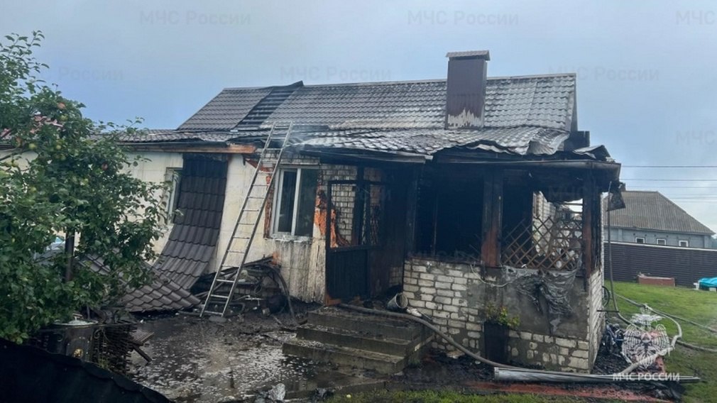 В деревне Тиганово Брянского района сегодня, 24 июля, произошел пожар. Загорелся частный дом на улице Садовой. Сообщение об этом поступило утром в оперативную дежурную смену ГУ МЧС России по Брянской области. На место происшествия выехали пожарные. Огонь тушили при помощи 5 единиц спецтехники. Пожар ликвидирован. В результате пожара пострадавших нет. Фото: сайт ГУ МЧС России по Брянской области