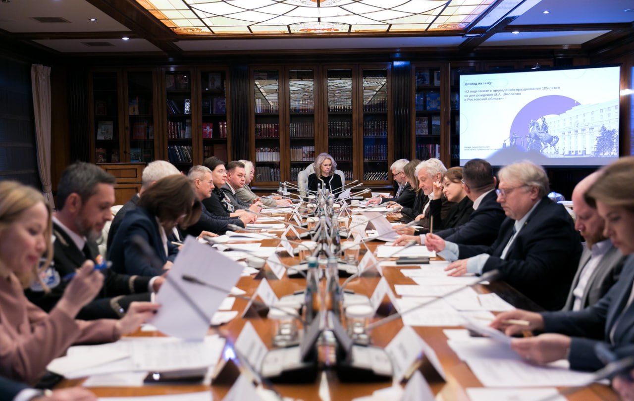 Татьяна Голикова Более 60 мероприятий запланировано в рамках празднования 125 летия со дня рождения Михаила Шолохова Вице премьер Татьяна Голикова провела первое заседание организационного комитета по подготовке и проведению празднования в 2030 году 125 летия со дня рождения М А Шолохова Более 60 мероприятий запланировано в рамках празднования 125 летия со дня рождения выдающегося писателя и журналиста Михаила Александровича Шолохова Это торжественные события выставки научные и культурно просветительские мероприятия презентации литературных проектов создание аудио и видеопродукции а также реализация зарубежных проектов Особое внимание будет уделено сохранению объектов культурного наследия связанных с жизнью и творчеством писателя сказала Татьяна Голикова В рамках программы праздничных мероприятий Музей заповедник М А Шолохова Тихий Дон совместно с Государственный историческим музеем и Русским музеем проведут выставку Шолохов 100 лет в мировой культуре Литературный институт имени А М Горького организует писательский круглый стол Михаил Шолохов и литература народов России и конкурс художественных миниатюр а также подготовит коллективную монографию Михаил Шолохов исследования и статьи В кинотеатре Иллюзион пройдут тематические показы фильмов посвященных творчеству Михаила Шолохова Южно Российский государственный политехнический университет имени М И Платова при поддержке Минобрнауки России проведет молодежные патриотические мероприятия девятый слет Ассоциации казачьих вузов России Казачья станица 2030 и Всероссийский молодежный фестиваль казачьей культуры На Тихом Дону Минобороны России проведет театральный фестиваль Шолоховские вечера в Театре Российской армии Кроме того в 2026 году стартуют мероприятия по реставрации объектов культурного наследия связанных с писателем Подписаться на Правительство России в MAX