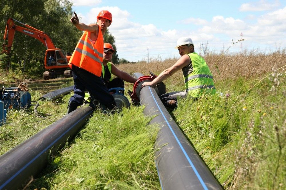 В Новомосковском районе капитально отремонтируют большой участок водопровода Этим летом в Новомосковске должны начаться масштабные работы по капитальному ремонту магистрального водопровода диаметром 500 мм на участке от артезианской скважины 11 до насосной станции 2-го подъема Белоколодезного водозабора. Водопровод пролегает от деревни Озерки, тянется через значительную часть муниципалитета и заканчивается в деревне Ольховец. Его длина составляет около 5 километров. Отметим, что проект ремонтных работ, подготовленный городским водоканалом, прошел Государственную строительную экспертизу. Цена вопроса – почти 71 миллион рублей. Большую часть этих средств составят деньги из федерального бюджета, так как работы будут проводиться в рамках реализации национального проекта «Инфраструктура для жизни». В настоящее время идут работы по поиску подрядчика, готового взяться за реализацию проекта. Источник