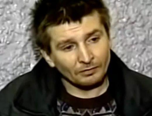 В квартире каннибала Михаила Малышева в Перми нашли тело мужчины Об этом сообщил RT источник в правоохранительных органах Предположительно было найдено тело его соседа с которым тот выпивал Малышев на фото напомним отсидел 23 года за то что убил и съел двух человек в конце 1990 х Причастность ещё к восьми подобным преступлениям доказать тогда не удалось Как уточнил источник RT скорее всего причина смерти соседа не криминальная Точные причины определят судмедэксперты Он добавил что квартира людоеда захламлена и находится в ужасном состоянии поэтому что именно там происходило определить сложно На месте сейчас работают следователи Ведётся проверка уголовное дело пока не возбудили Подписаться на RT ТГ Зеркало MAX