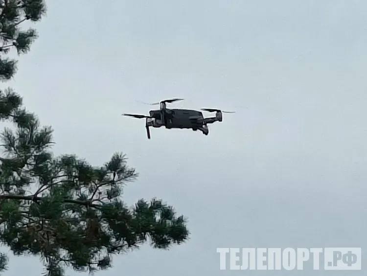 Управлять дронами учатся амурские инспекторы обучение проходят сотрудники органов исполнительной власти и местного самоуправления В Амурской области специалисты органов местного самоуправления и исполнительной власти проходят обучение по работе с беспилотниками Занятия организованы на базе учебно методического центра по ГО ЧС и ПБ рассказали в пресс службе регионального Министерства экономического развития Первая группа инспекторов уже прошла обучение Курс включал как теоретические аспекты например вопросы согласования полетов так и практические навыки пилотирования Участники отработали взлет посадку и проведение фотосъемки с воздуха БПЛА все чаще используют в сфере контроля и надзора С помощью беспилотников обследуют труднодоступные территории выявляют несанкционированные свалки незаконные вырубки леса и нарушения земельного законодательства Фото ТЕЛЕПОРТ РФ ТЕЛЕПОРТ РФ здесь все об Амурской области  Написать нам