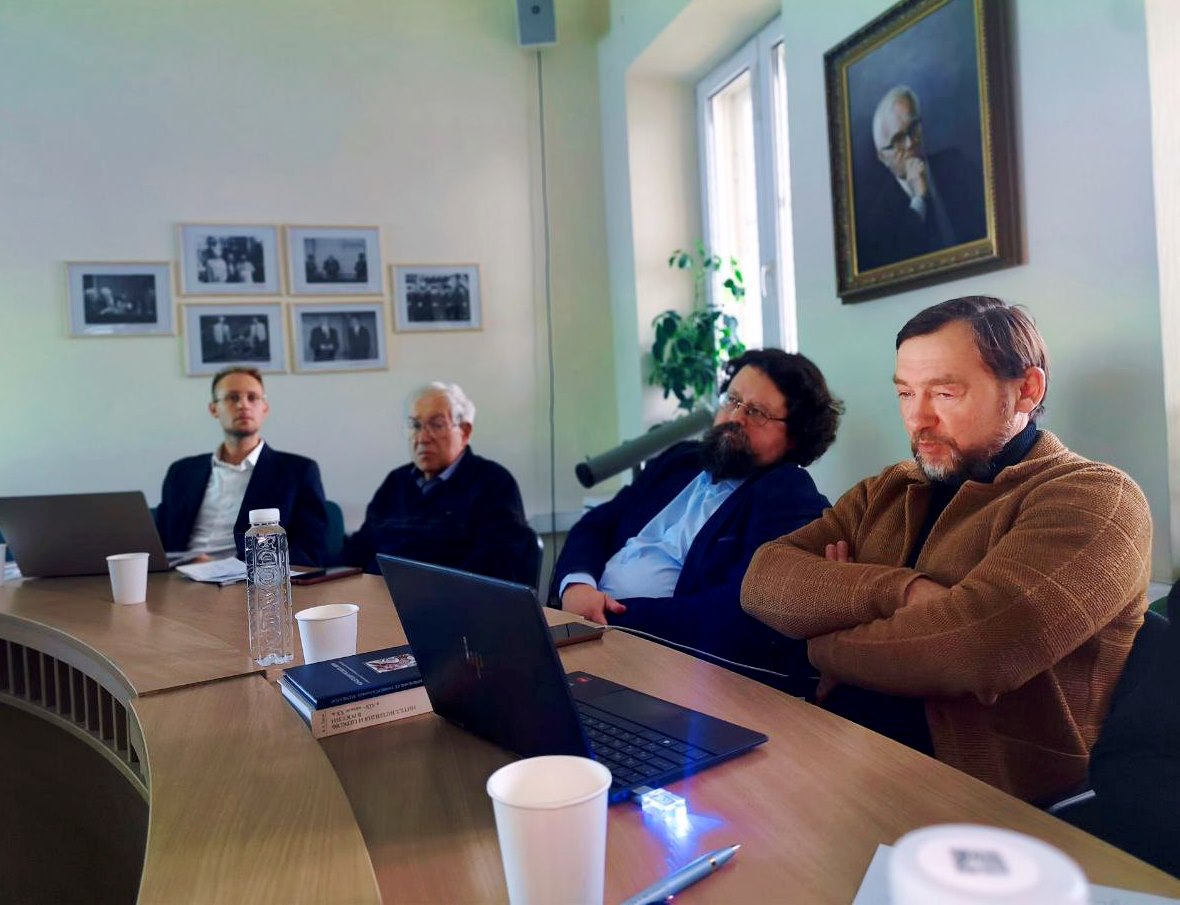 В Москве прошёл круглый стол Ценностно ориентированное развитие общества цивилизационный аспект При участии Института Русского зарубежья 21 октября 2025 г в рамках цикла мероприятий посвященных обсуждению актуальных вопросов российский цивилизаций прошел круглый стол Ценностно ориентированное развитие общества цивилизационный аспект В работе круглого стола в Институте философии РАН приняли участие Пантелеев Сергей Юрьевич политолог историк директор Института русского зарубежья Гайда Федор Александрович доктор исторических наук профессор МГУ Баркова Элеонора Владиленовна доктор философских наук профессор кафедры истории и философии РЭУ им Г В Плеханова руководитель Лаборатории экофилософских исследований Донецкого национального университета экономики и торговли им М И Туган Барановского Буданов Владимир Григорьевич доктор философских наук кандидат физ мат наук руководитель сектора междисциплинарных проблем научно технического развития Института философии РАН Ильинская Светлана Геннадьевна кандидат политических наук руководитель сектора философских проблем политики Института философии РАН Угрин Иван Михайлович кандидат политический наук научный сотрудник Института философии РАН доцент политологического факультета ГАУГН В своём выступлении Сергей Пантелеев отметил что два концепта Русский мир и Россия государство цивилизация имеют общую русскую цивилизационную основу но несколько разное измерение Русский мир шире и больше о культурно историческом народном начале Россия государство цивилизация связана с государственными границами институциональным государственным началом системой управления практической политикой вписанной в формирование новой системы международных отношений на полицентричной основе