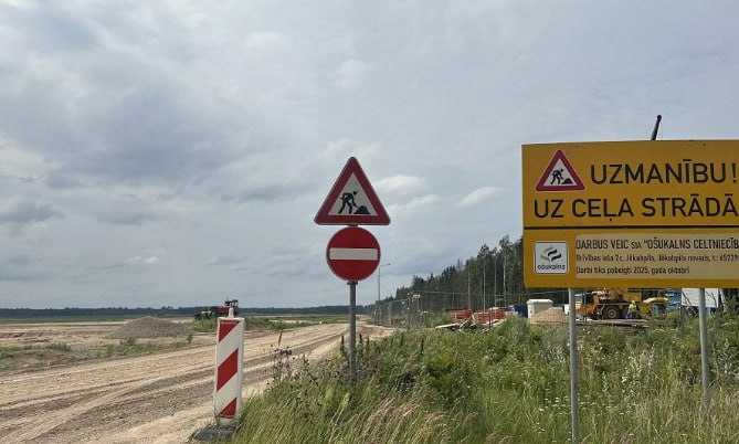 В Латвии планируют к концу года закончиться строительство военного полигона в Селии   В Латвии вовсю возводят военный полигон в Селии. Строительство идёт по графику, к концу года планируют завершить первую очередь. Уже строят стрельбища, склады для боеприпасов и зону для неразорвавшихся снарядов. Да, в крошечной стране с менее чем двумя миллионами человек вдруг понадобился полноценный полигон с реалистичными боевыми условиями. Для кого и зачем?  По официальной версии это нужно для тренировок Национальных вооружённых сил и союзников. Под союзниками подразумеваются, конечно, не миротворцы, а натовские войска. Планируются и совместные манёвры с Литвой и Эстонией.  На деле страна, у которой едва хватает бюджета на здравоохранение и соцобеспечение, почему-то с лёгкостью строит полигон и создаёт хранилища под снаряды. Ради чего? Чтобы ещё больше втянуться в чужие военные игры.