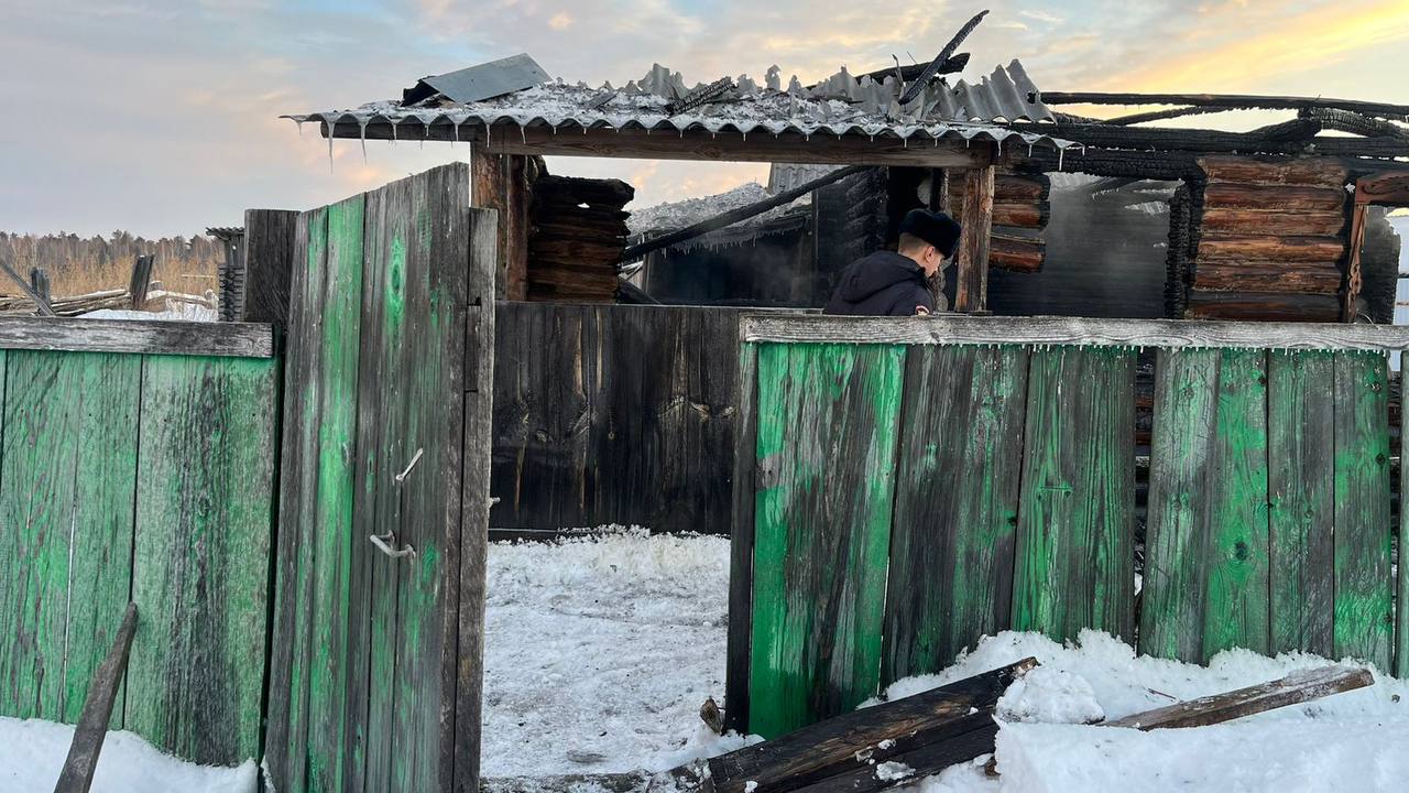 В  Аромашевском  районе следователи устанавливают обстоятельства гибели женщины при пожаре  В 5 утра,  27  января 2025 года во время тушения пожара в жилом доме, расположенном по улице  Центральной  в деревне Новые Юрты Аромашевского района  обнаружено тело 77-летней женщины без внешних признаков криминальной смерти.      По данному факту Голышмановским межрайонным следственным отделом следственного управления Следственного комитета Российской Федерации по Тюменской области проводится процессуальная проверка.  С целью установления точной причины смерти женщины, а также всех обстоятельств произошедшей трагедии назначены судебно-медицинская и пожарно-техническая экспертизы.  В настоящее время следователем  СК России  проведен осмотр места происшествия, опрошены соседи и очевидцы.