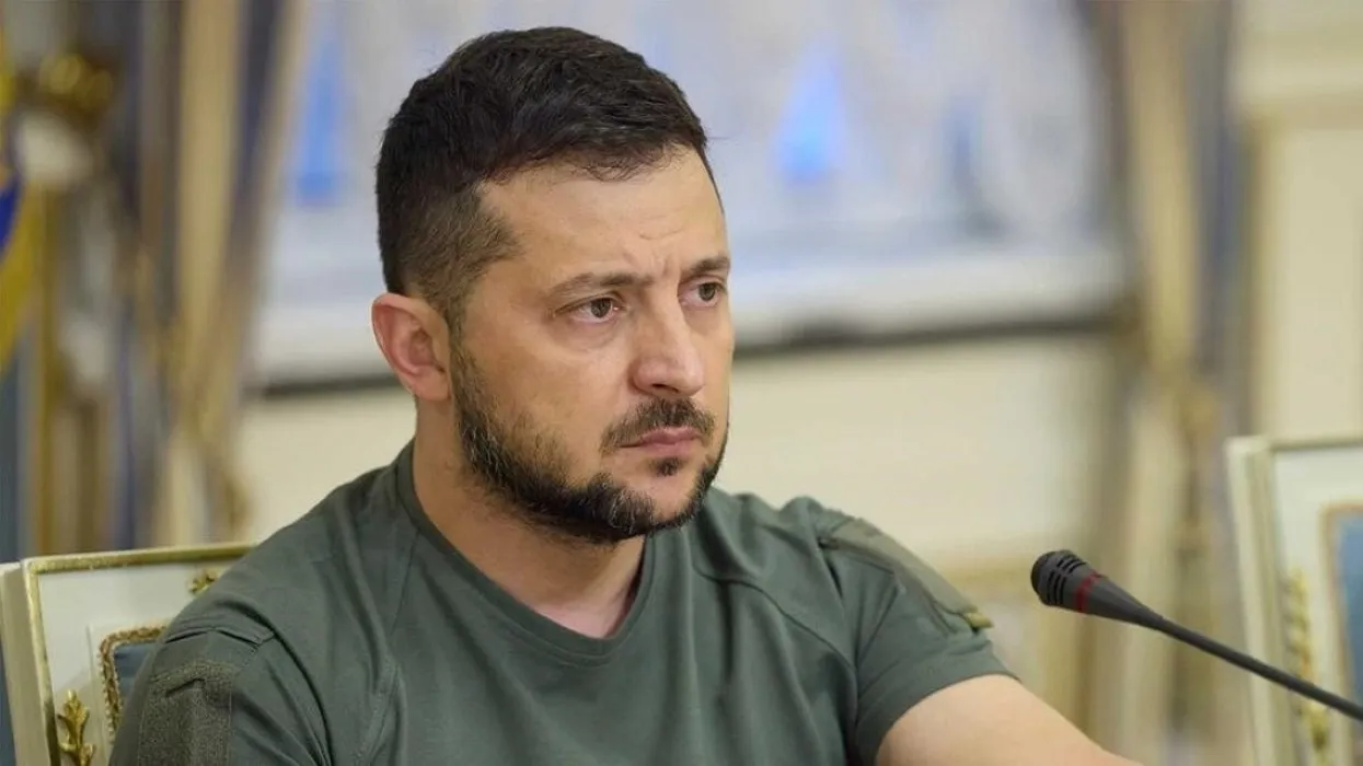 Владимир Зеленский после ситуации со стрельбой в Киеве в результате которой погибли шесть человек заявил что им будут приняты кадровые решения по всей вертикали МВД Украины Global Look Press Будут кадровые выводы по всей вертикали МВД пообещал политик в видеообращении в Telegram канале Будут пересмотрены протоколы реагирования Кроме того пересмотрят отбор и обучение патрульных Ранее глава департамента патрульной полиции Украины Евгений Жуков подал в отставку после бегства двух полицейских во время стрельбы в Голосеевском районе Киева В Нацполиции прокомментировали стрельбу в Чернигове А глава МВД Игорь Клименко на фоне вчерашнего инцидента при котором в столице погибли шесть человек высказался в поддержку права гражданских лиц на огнестрельное оружие В субботу неизвестный открыл в Киеве огонь по людям затем скрылся в местном магазине где взял посетителей и сотрудников в заложники Стрелявший был ликвидирован при задержании Delivered by PolitePaul service