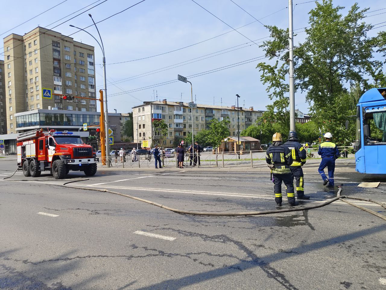 На Красноармейском мосту произошла разгерметизация газового баллона у автобуса №15, возгорания не последовало. На место прибыли оперативные службы. Всего в автобусе находилось 13 человек вместе с водителем. Троих пассажиров автобуса осматривают медики. Остальные покинули место самостоятельно. По данным компании-перевозчика АО "Кемеровская транспортная компания", газовое оборудование проходило необходимые проверки. Причины произошедшего устанавливаются. Вести-Кузбасс
