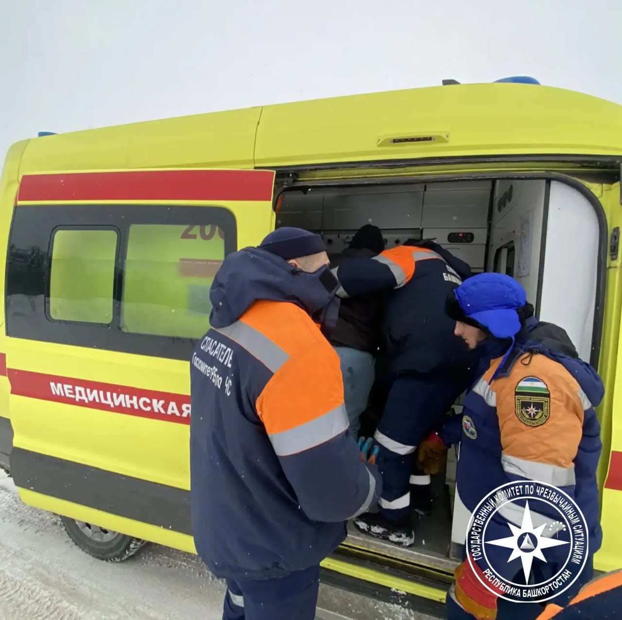 Пожилая лыжница упала со склона в Уфе Несчастный случай произошёл в воскресенье в районе поселка Цветы Башкирии 69 летняя женщина катаясь по склонам в районе поселка упала и получила травму ноги Ей повезло что ее заметил мужчина на снегоходе Он вывез ее из леса и передал спасателям А те доставили ее до автомобиля скорой помощи UFA RB Подписаться Прислать новость Подпишитесь на нас в МАХ