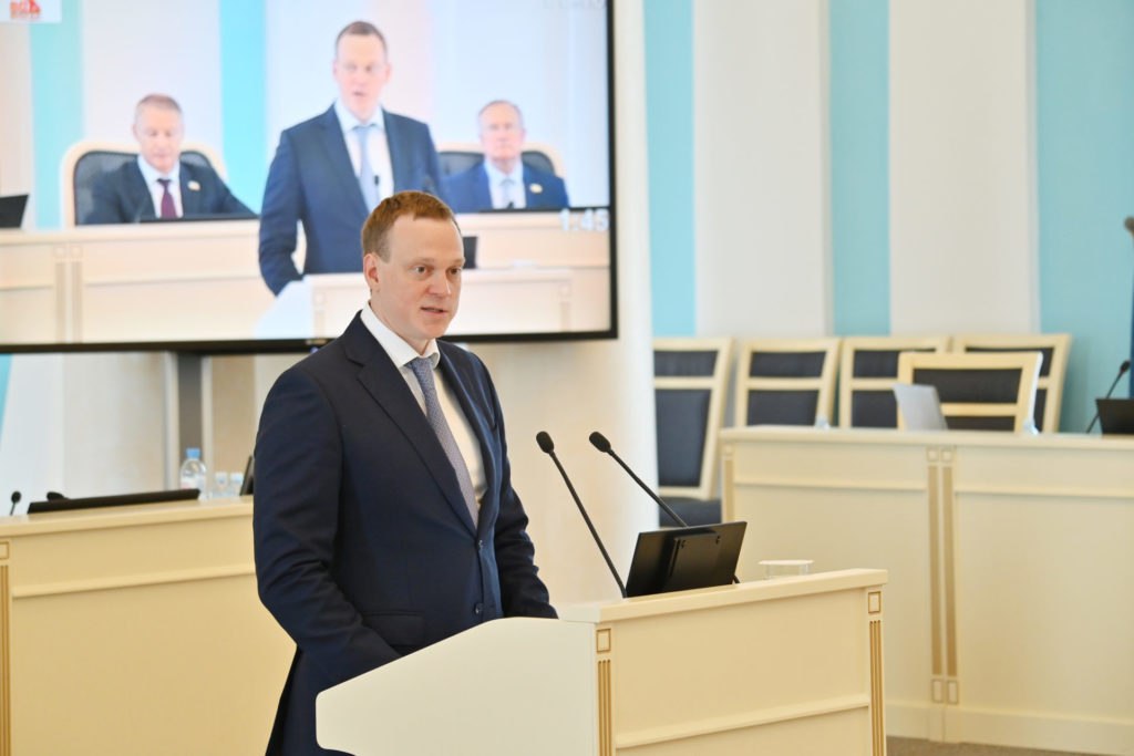 Губернатор Рязанской области Павел Малков выступил на итоговом заседании облдумы  Выступая сегодня на итоговом заседании Рязанской областной Думы VII созыва, губернатор Павел Малков поблагодарил депутатов за профессиональную работу.  В решении магистральных задач, которые были сформулированы Президентом России, отражены в национальных проектах, важно участие всех ветвей и уровней власти региона. Региону в последние годы присуща психология лидерства.  Губернатор особо отметил повысившуюся скорость принятия самых важных решений. Облдума всегда держала в фокусе внимания самые значимые законопроекты, касающиеся экономики, социальных вопросов, других сфер жизни, и оперативно и качественно совершенствовала законодательство. И совместная системная работа давала нужный результат. Можно привести несколько примеров.  Объем инвестиций вырос в прошлом году на 20 процентов – регион вошел в число лучших в стране. У нас приняты налоговые льготы для некоторой части экспортеров – это признается образцом для всей Росс...