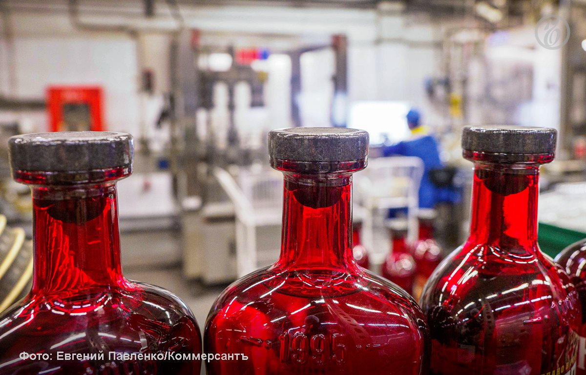 Минимальные розничные цены МРЦ на водку коньяк и бренди вырастут в 2026 году Как ожидается МРЦ бутылки водки составит 409 руб бренди 605 руб коньяка и виски 755 руб Такие параметры как сообщили источники Ъ содержатся в предварительных расчетах которые министерство финансов обсуждает с участниками рынка Окончательные параметры станут известны до конца декабря этого года Опрошенные Ъ эксперты считают что новое повышение цен станет серьезным испытанием для алкогольного рынка Среди главных рисков частичный переток наиболее чувствительных к стоимости потребителей в нелегальный сектор а также волна банкротств производителей Впрочем не все на рынке настроены пессимистично Другие эксперты отмечают что вероятно снизятся продажи в экономсегменте но в целом вряд ли алкогольный рынок ожидает критическое падение Ъузнал