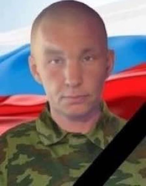 Семья похоронила военного, а через полгода пришло письмо, что он в плену 52-летний Александр К. из Республики Коми подписал контракт 16 октября 2024 года. Спустя месяц его отправили на первое боевое задание в Кругляковку. Перед этим мужчина позвонил дочери, попрощался и больше не выходил на связь. 3 декабря девушке позвонил сослуживец Александра и сообщил, что её отец погиб от удара дрона. Позже тело мужчины доставили в Коми. После опознания и процедуры ДНК семья его похоронила. Спустя пять месяцев дочери Александра пришло письмо из Минобороны о том, что отец жив и находится в плену. Родственники сразу позвонили в часть, в дивизию и замполиту. Оказалось, что у них мужчина до сих пор числится пропавшим без вести. После этого домой к Константиновым приехали военные следователи и забрали письмо, но ничего не объяснили. Сейчас дочь Александра пытается выяснить, жив ли её отец на самом деле. При этом семья не исключает, что письмо о плене могли прислать мошенники. — подпишись