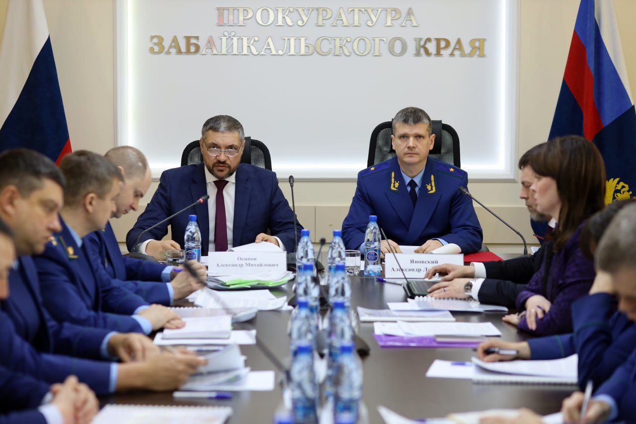 Почти 40% многоквартирных домов в Забайкалье аварийные Расширенное заседание коллеги прокуратуры по проблемам расселения аварийного жилья прошло в Забайкалье. По информации краевого прокурора Александра Яновского, в регионе почти 40 % всех многоквартирных домов признаны аварийными и подлежащими сносу. В 2,5 тыс. объектах проживает более 26 тыс. граждан, при этом аварийный жилищный фонд расположен в большинстве муниципалитетов. Прокурорская проверка показала, что в информационной системе отсутствуют сведения о почти 2 тыс. домов, что негативно влияет на объективность оценки ситуации. За шесть лет работы региональной адресной программы, рассчитанной до 2025 года, переселено всего 3095 граждан — 45 % от запланированного объема. Не обеспечен снос 77 уже расселенных домов. На эти мероприятия нужно более 10 млрд рублей. Кроме того, в крае отсутствуют механизмы расселения домов, признанных аварийными после 1 января 2017 года, не полностью обеспечен надлежащий мониторинг их технического состояния. Требует корректировки работа муниципальных межведомственных комиссий — прокурорами выявлено 98 решений о признании домов аварийными, которыми срок их расселения не установлен. С 2024 года выявлено свыше 1 тыс. нарушений прав граждан, проживающих в небезопасных помещениях, для устранения которых принято более 400 различных актов прокурорского реагирования. Возбуждено одно уголовное дело. Основные цифры и факты: 40% многоквартирных домов в регионе признаны аварийными Более 26 тысяч человек живут в 2,5 тысячах аварийных объектов За 6 лет переселено только 45% от запланированного числа граждан 3095 человек Не снесено 77 уже расселенных домов Требуются дополнительные 10 млрд рублей финансирования По оценке прокуратуры, инвестиционная привлекательность механизмов комплексного развития территорий недостаточная. Из 12 проектов фактически в работе находится один. При этом они не нацелены на решение проблемы с аварийным жильем. Реализация КРТ позволит расселить только 16,5 тыс. кв. м жилья из более чем полумиллиона. Подписаться Прислать новость Помочь бустами