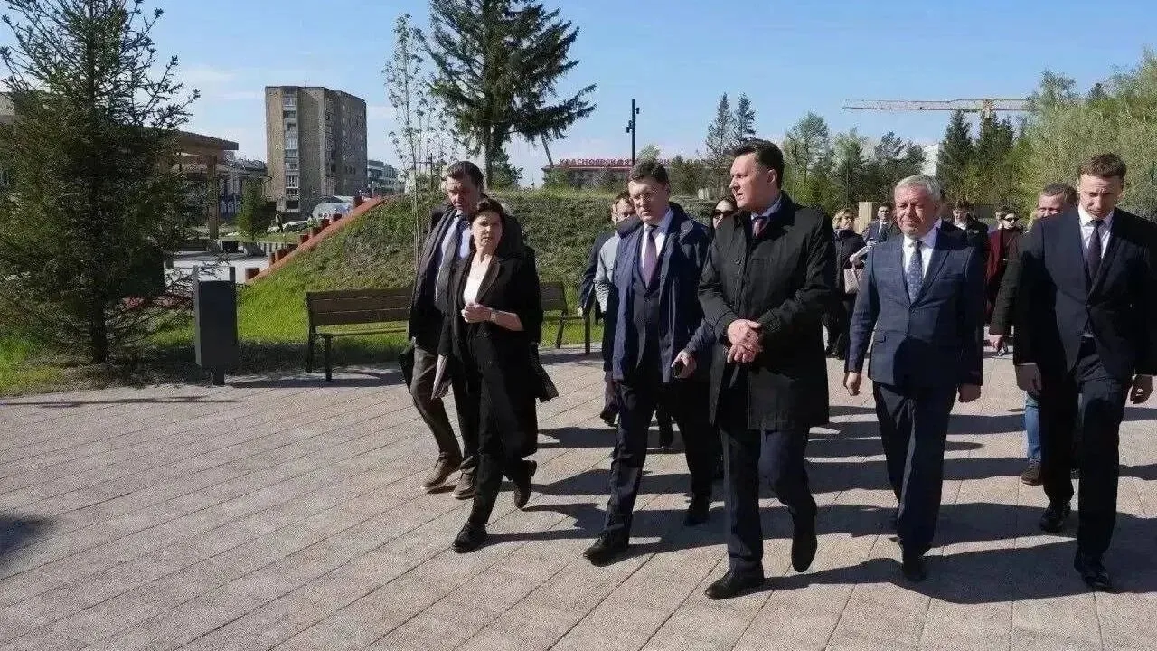 Вице премьер Александр Новак во время рабочей поездки в Красноярск осмотрел Центральный парк Его реконструируют к 400 летию города при поддержке РУСАЛа Парк уже получил новые пешеходные дорожки детские площадки скейт парк обновленные зеленые зоны и малые архитектурные формы Новак отметил что пространство преобразилось к лучшему и при этом сохранило свою особенную атмосферу Центральный парк одно из старейших общественных пространств Красноярска Его история началась в 1828 году с Городского сада на месте дачи первого губернатора Енисейской губернии Александра Степанова Реконструкция идет поэтапно В проекте восстановление исторических объектов сохранение вековых сосен новые прогулочные маршруты фонтаны инженерные сети и современные зоны отдыха Ожидается что парк откроют после завершения полного комплекса работ