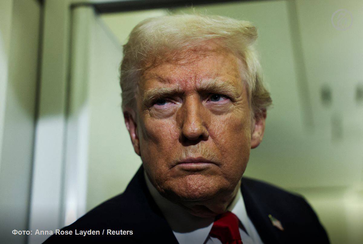 Дональд Трамп отказал ЮАР в праве участия в саммите G20 в Майами Поводом стал отказ южноафриканских властей от церемонии передачи символа председательства в двадцатке Штатам по завершении саммита в Йоханнесбурге Первой протокол нарушила именно американская сторона господин Трамп демонстративно отказался от участия в этой встрече и отправил на нее дипломата невысокого ранга что было воспринято президентом ЮАР Сирилом Рамафосой как оскорбление У многих возник вопрос как именно Штаты смогут обеспечить запрет на участие Южной Африки в международном мероприятии все решения внутри G20 должны приниматься консенсусом Впрочем ответ нашелся быстро Госдеп США просто не выдаст визы официальным лицам ЮАР Подробнее читайте в материале Ъ ЮАР попросили остаться дома Подписывайтесь на Ъ Оставляйте бусты