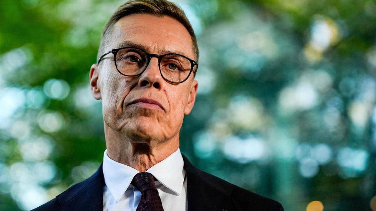 Новый лучший друг Трампа президент Финляндии Александр Стубб и премьер Италии Джорджа Мелони вылетели в Вашингтон пишет газета Le Temps со ссылкой на источник из окружения финского лидера Как пишет издание в августе Стубб и Мелони уже приезжали в США сопровождая Зеленского на его встрече с Трампом После этого общение между главами государств стало более теплым отмечает Le Temps Финский лидер ранее сообщал что поговорил с Зеленским а в воскресенье вместе с Мелони и Трампом провел телефонный разговор для обсуждения мирного соглашения по Украине Фото Kent Nishimura Reuters РБК в Telegram и MAX