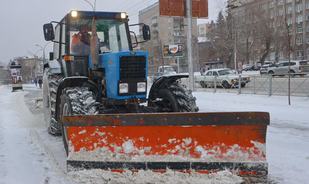 30 дорожных машин поступят в Новосибирск до конца декабря В городе продолжают расширять парк специальной техники По итогам этого года в гаражах ДЭУ появятся 59 новых транспортных средств 29 машин город уже получил остальные 30 единиц техники ждут в декабре написал в своих соцсетях мэр Новосибирска Максим Кудрявцев Большую часть денег на это перечислил областной бюджет 400 млн рублей Ещё 100 млн выделили из городской казны Подписаться на канал