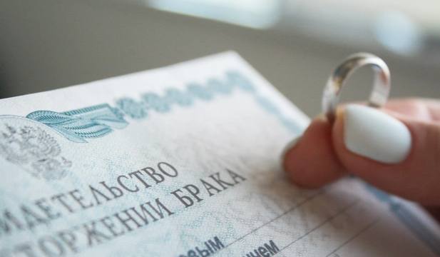 Каждый третий разведённый россиянин продолжает жить с бывшим супругом более 3 месяцев после развода из за ипотеки Еще 19 проживали вместе более полугода 8 более года а 5 свыше двух лет Остальные 36 разъехались сразу после развода Среди тех кто не разъехался из за ипотеки 43 продолжают платить кредит вместе 38 делят платежи по договоренности а 19 признают что вся нагрузка легла на одного из супругов Чем выше ипотечная нагрузка тем дольше семьи откладывают разъезд При этом 39 респондентов планируют продать квартиру после полного погашения кредита и разделить средства