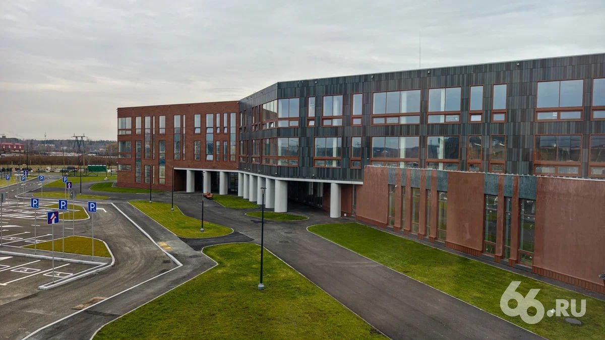 УрФУ грозят миллиардные убытки Новокольцовский кампус обходится университету слишком дорого В этом году его бюджет не сходится на 328 млн рублей Если не принять мер к 2035 году долг вырастет до 3 83 млрд рублей Такие цифры депутатам гордумы озвучил президент университета Виктор Кокшаров Он попросил дать кампусу налоговые льготы так как брать больше денег со студентов нельзя Предельная сумма за проживание установленная законом 23 тыс рублей в месяц На клининг смену белья и охрану этих денег не хватает Предварительно депутаты согласились помочь вузу   Новости из Екатеринбурга