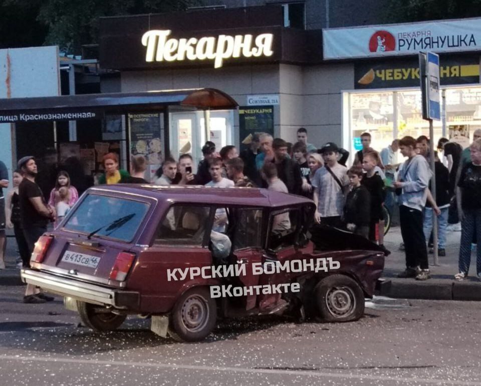 В Курске при ДТП «разворотило» машину 80-летнего водителя Вечером 26 мая в районе дома 21А по улице Союзная столкнулись «четверка» под управлением 80-летнего водителя и «Мицубиси Галант». К счастью, никто не пострадал. Водитель иномарки скрылся с места аварии. В настоящее время его разыскивают. Госавтоинспекция просит откликнуться свидетелей и очевидцев ДТП, позвонив в дежурную часть по телефонам: 36-70-01; 36-70-02. фото: «Курский Бомондъ 18+» !