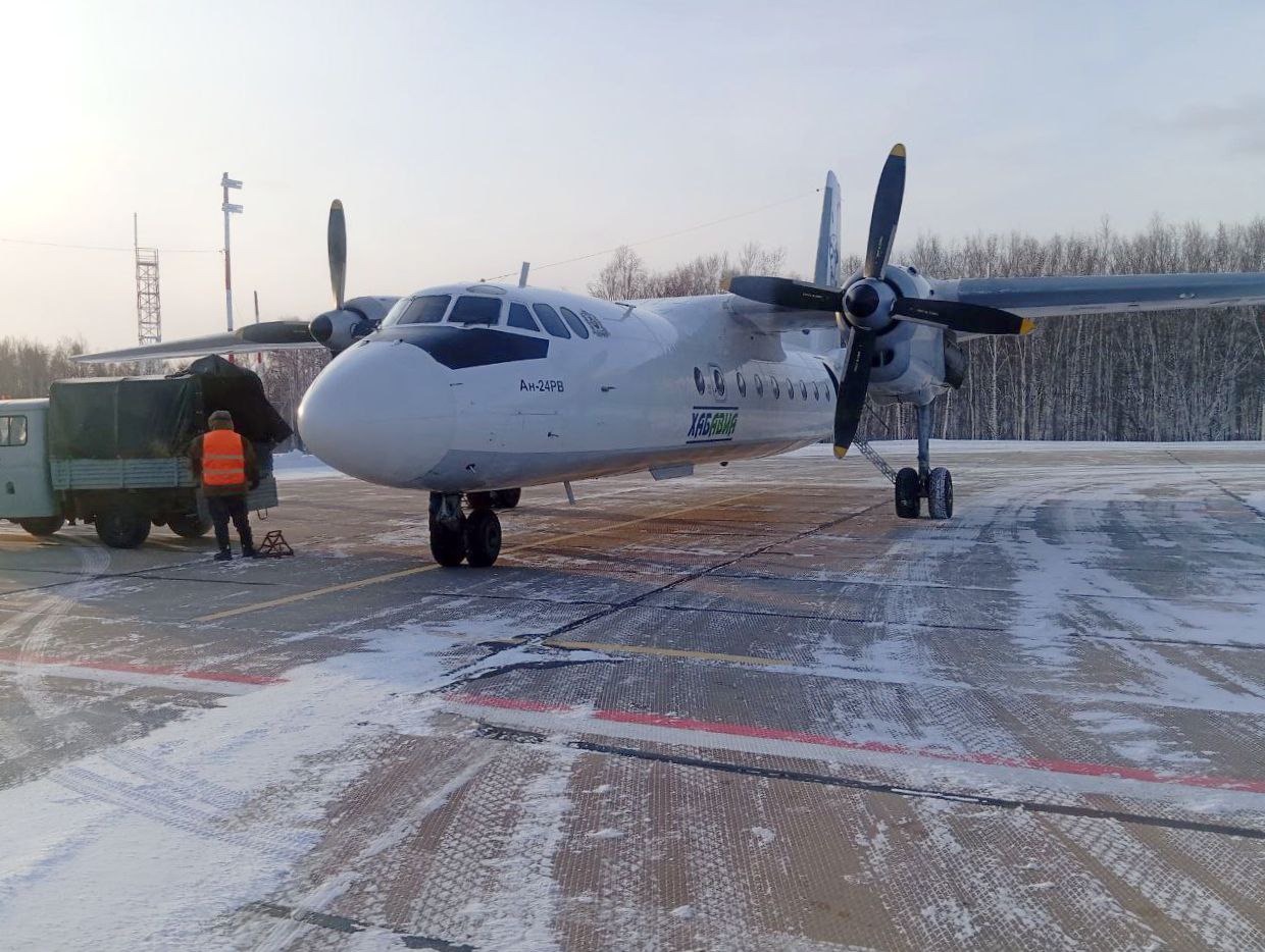 Авиаперелеты в Богородское станут доступнее Хабаровские авиалинии увеличивают частоту рейсов на этом направлении   В феврале полёты в административный центр Ульчского района авиакомпания совершает по понедельникам и четвергам Добавлены также перелеты по пятницам 20 и 27 февраля продажа билетов на эти даты уже открыта   С марта расписание рейсов 469 и 470 будет изменено Они планируются три раза в неделю по понедельникам средам и пятницам О продаже билетов на дополнительные пятничные дни авиакомпания сообщит после регистрации указанных рейсов в общероссийской базе данных Увеличить пассажиропоток удастся и за счет замены воздушных судов С февраля на этом направлении авиакомпания стала использовать 44 местный Ан 24 а не 15 17 местный L 410 как это было ранее В совокупности с частотой полётов это приведет к росту количества пассажиров в летний сезон