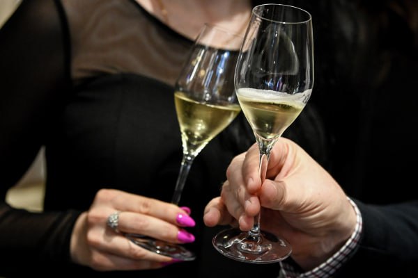 Нарколог рекомендовал не устраивать 12 дневный запой в новогодние праздники Стоит чередовать алкоголь с едой танцами прогулками и запуском салюта Таким мнением в беседе с радиостанцией Говорит Москва поделился член Национальной наркологической лиги Василий Шуров Первое не планировать 12 дневный запой Не закупать алкоголь ящиками и не рубить тазики салата Праздники нужно разделить на активности Встретили Новый год потом на каток в музей встречи с друзьями которых давно не видел миллион вещей которые мы за год не успели сделать Второй момент печень перерабатывает 10 мл чистого спирта в час Если у вас Новый год без алкоголя не наступит то чередуйте с танцами с какими то активностями с едой Пусть это будет порция в час тогда на завтра не будет похмелья Можно чередовать алкоголь с водой соком отвлекаться выйти погулять посмотреть салют Не сидите днями поменяйте что нибудь   govoritmoskva ru news 478008