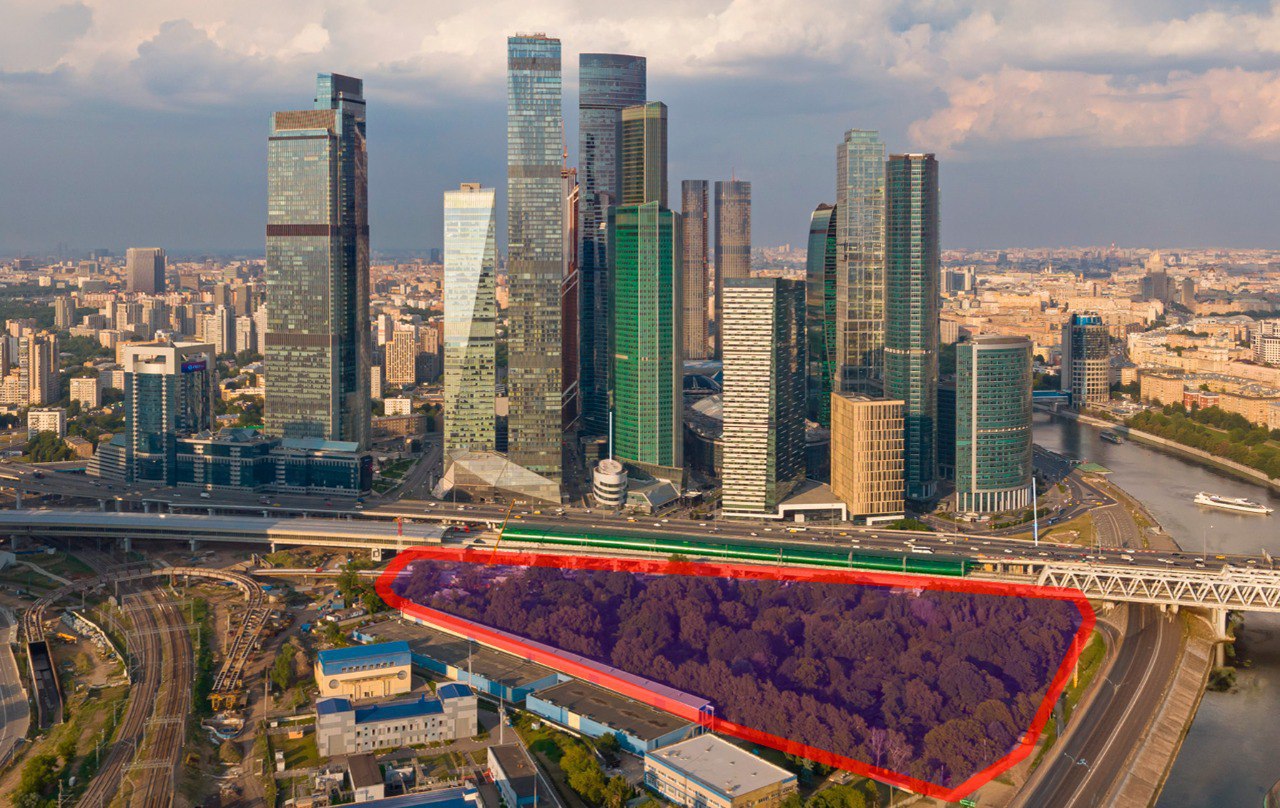 Крупный офисный комплекс возведут на месте бывшего ботанического сада у Москва Сити Столичные власти одобрили строительство 249 000 м² общественно деловой недвижимости на месте бывшего Ботанического сада Сеченовского Университета у Москва Сити по адресу улица Эрисмана уч 1 Вероятно застройщиком станет Донстрой т к в мае этого года фирма ДС Строй принадлежащая девелоперу проводила инженерно геодезические изыскания для проекта Ботанический сад был перенесен в 2024 году на новую территорию в природно историческом парке Москворецкий Там построили учебно лабораторный корпус и оранжереи с тропическими и субтропическими зонами Сад стал площадкой для образовательных мероприятий и занятий школьников stroi news