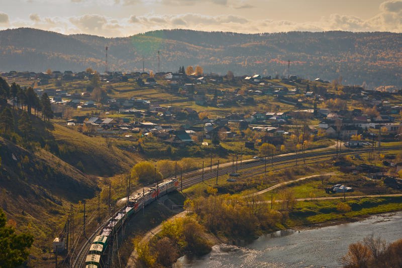 РЖД зафиксировали рост экспорта в направлении Казахстана на 6 6 по итогам 9 месяцев 2025 года Железнодорожные перевозки экспортных грузов через российско казахстанские погранпереходы в январе сентябре выросли на 6 6 к аналогичному периоду прошлого года до 22 7 млн тонн В том числе отправлено 290 тыс контейнеров ДФЭ 46 Между Россией и Казахстаном есть большое количество пунктов пропуска что даёт возможность построения оптимальных маршрутов Грузовые поезда следуют через пограничные станции Канисай Кигаш Озинки Карталы Орск Новый Город Петропавловск Зауралье Кулунда Локоть Основу всего грузопотока составляют нефтяные грузы 5 6 млн тонн 27 к январю сентябрю 2024 г чёрные металлы 4 5 млн тонн 27 5 лесные грузы 2 5 млн тонн 2 9 химикаты 2 1 млн тонн 19 8 Транзит через Казахстан в Китай через погранпереходы Достык и Алтынколь вырос до 3 2 млн тонн 49 в том числе отправлено 222 7 тыс контейнеров ДФЭ 46 В основном это химические грузы 0 9 млн тонн 29 бумага 0 6 млн тонн 60 удобрения 430 тыс тонн рост в 4 раза зерно 418 тыс тонн 61 Подписаться на Телеграмму РЖД Голосовать за канал Подписаться на РЖД в MAX Каналы железных дорог