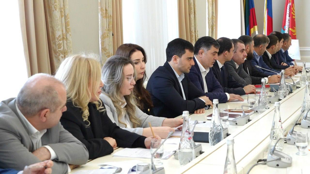 В администрации Махачкалы под руководством мэра Джамбулата Салавова состоялось плановое рабочее совещание На нём присутствовали представители руководства города включая председателя Собрания депутатов Обсуждался ряд актуальных вопросов в числе которых Работа по постановке на налоговый учёт объектов капитального строительства и подготовительные мероприятия к проведению кадастровой оценки городских территорий Состояние дел с реализацией инвестиционных проектов в городе Отчёт о работе службы муниципального земельного контроля за прошедший месяц