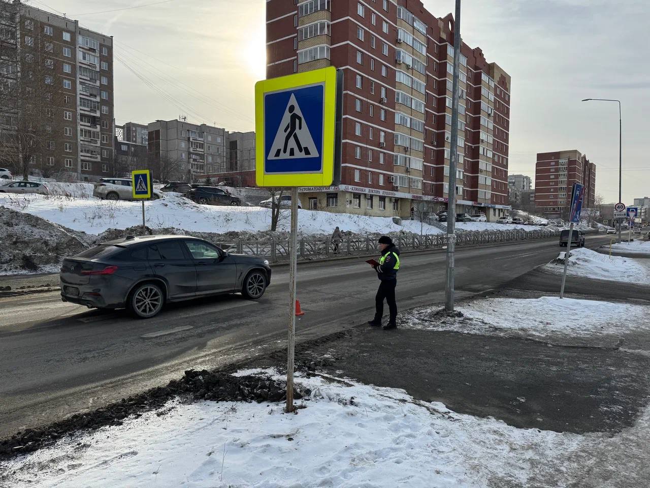 Женщину на пешеходном переходе сбил пьяный водитель в Первоуральске   Он проигнорировал правила дорожного движения и не пропустил пострадавшую. Авария произошла на Береговой напротив дома №5Б.   59-летняя женщина получила различные травмы и была доставлена в больницу.   Водителем оказался житель Артинского района. Проверка показала, что он находился в состоянии сильного алкогольного опьянения.     ГИБДД