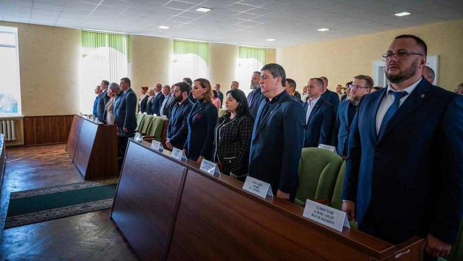 В Херсонской области подвели итоги конкурса Народный депутат Итоги конкурса Народный депутат подвели на пленарном заседании форума муниципальных депутатов Единой России который прошел в Геническе Об этом сообщил корреспондент ХАН В Год муниципального депутата у Единой России появились новые инструменты которые помогают продвигать хорошие инициативы и распространять их на всю страну Недавно подошел к концу конкурс Народный депутат Более 40 херсонских муниципальных депутатов представили проекты и результаты работы и шесть из них стали победителями Многие из озвученных ими инициатив достойны поддержки и принесут много пользы жителям если их масштабировать отметил губернатор Херсонской области секретарь регионального отделения партии Владимир Сальдо В конце пленарного заседания Сальдо вручил дипломы участникам и победителям конкурса