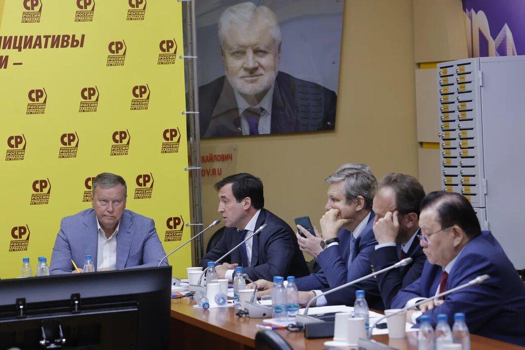 В преддверии «правительственного часа» в Госдуме на тему демографической политики состоялось заседание фракции «СПРАВЕДЛИВАЯ РОССИЯ — ЗА ПРАВДУ» с участием вице-премьера РФ Татьяны Голиковой Также присутствовали министры Михаил Мурашко, Антон Котяков, Антон Силуанов и представители профильных ведомств. Провел встречу первый заместитель руководителя фракции Олег Нилов. Татьяна Голикова начала с тёплого напоминания: сегодня День семьи, любви и верности — и символично, что именно в этот день мы говорим о том, как государство поддерживает семьи и как строится демографическая политика страны. Она подчеркнула: семья должна быть в центре внимания. Не просто сохранить население — а приумножить. И для этого уже запущены мощные механизмы: национальный проект «Семья», материнский капитал, единое пособие, льготная ипотека, поддержка многодетных — всё это часть большой и серьёзной работы. Татьяна Алексеевна также рассказала о так называемом «демографическому меню» — мерах поддержки, которые охватывают разные этапы жизни молодых семей: от беременности до жилищных программ. По ее словам, появятся и новые инструменты, в том числе семейная налоговая выплата с 2026 года — она затронет 4,2 млн семей. В завершение заседания депутаты фракции СРЗП задали вице-премьеру РФ и представителям министерств интересующие вопросы.
