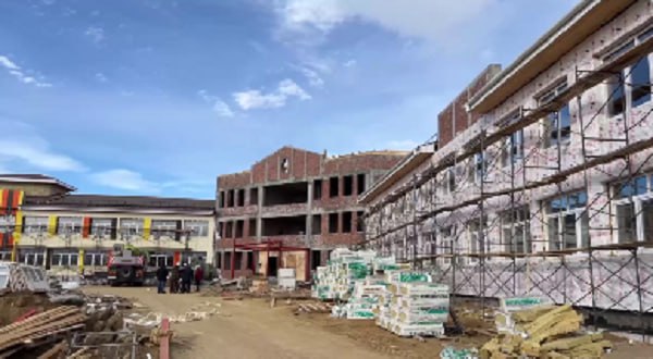 В Бурятии оскандалившуюся сельскую школу строят 69 человек В управлении капитального строительства правительства РБ отчитались о строительстве печально известной школы в еравнинском селе Сосново Озёрское Оно идёт по графику Недавно ход работ проинспектировал зампред правительства Бурятии по развитию инфраструктуры Евгений Коркин Объект готов на 60 Достроить учебное заведение обещают к концу 2025 го Бетонные работы подошли к концу Уже заполнены стены из кирпича продолжается утепление и монтаж фасадов и системы отопления Близится к завершению устройство внутренних перегородок На строительной площадке трудятся 69 человек и задействовано 13 единиц спецтехники фото УКС