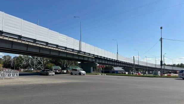 В Барнауле отменили открытие развязки на Змеиногорском тракте которое должно было произойти сегодня Открытие планировали на 7 ноября с участием губернатора края Виктором Томенко сообщали источники Однако событие отменили рассказали в минтрансе Алтайского края Строительство путепровода началось в 2023 году и стало одним из самых дорогих региональных проектов Первоначальный подрядчик остановился в 2024 году из за финансовых трудностей Весной 2025 года работы продолжил ДСУ Центральное который заключил контракт на 825 млн рублей Алтапресс