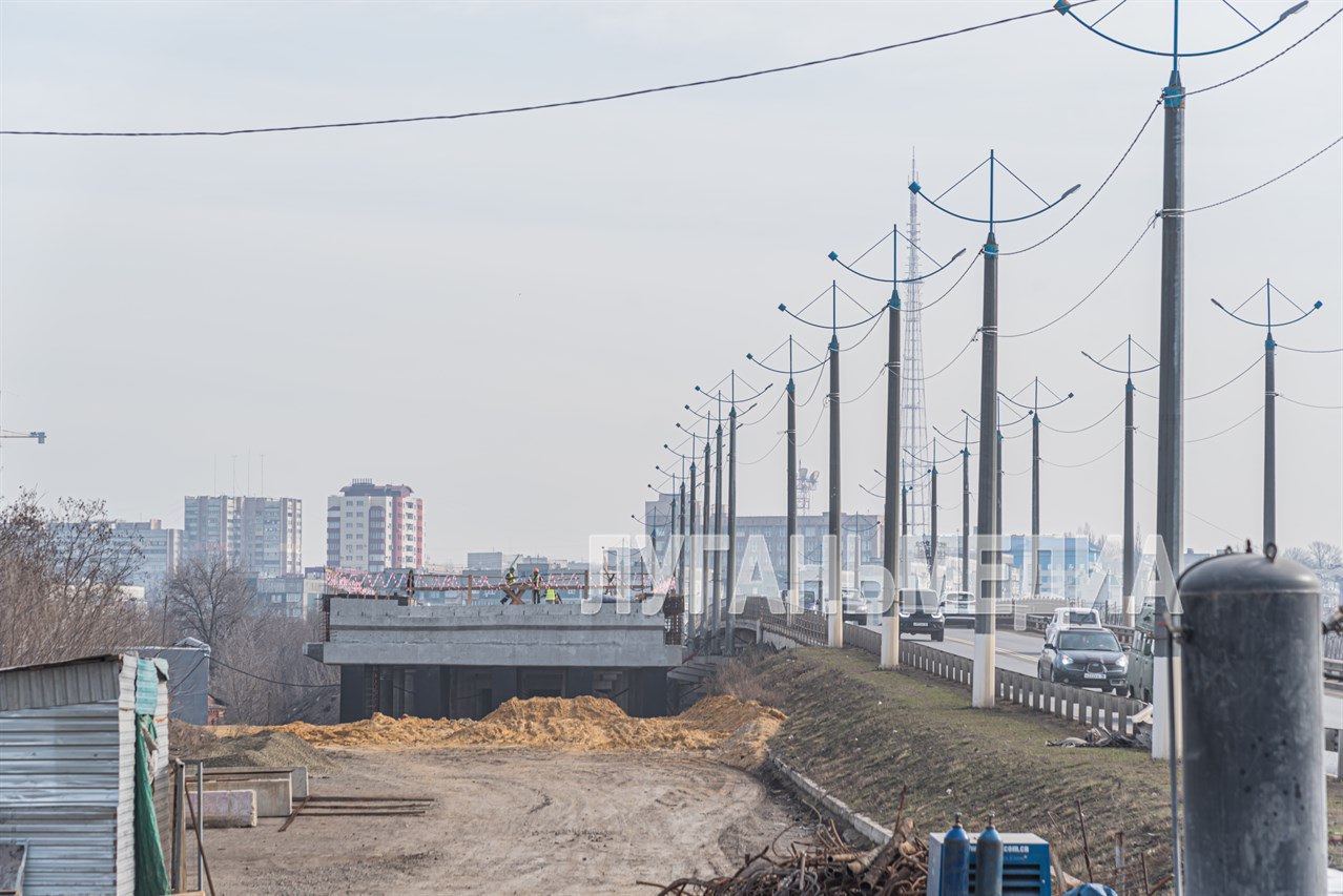 Открытие нового путепровода по Советской в Луганске планируется к 31 августа.  Основные работы уже выполнены. Остались работы по обустройству сетей и дорожная часть.  Открытие моста планируется к 31 августа этого года. Мы надеемся, что данное мероприятие украсит и День города.  — сказала врип главы Луганска Яна Пащенко.  Прислать новость     Подписаться