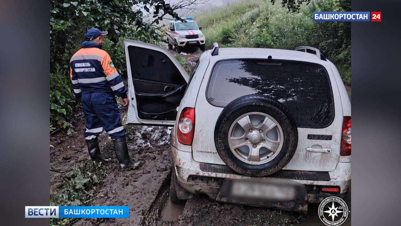 Машина увязла в грязи в лесу в Ишимбайском районе Башкортостана: на помощь пришли спасатели В Ишимбайском районе двое мужчин на Chevrolet Niva застряли в лесу между деревнями Уразбаево и Асиялан. Один из них решил добраться до ближайшего населенного пункта пешком, второй – остался в машине. Первый мужчина добрался до Ишимбая около двух часов ночи и обратился в экстренные службы. Он сообщил, что в лесу остался его друг. Как рассказали в пресс-службе Госкомитета РБ по ЧС, спасатели выехали на помощь и с рассветом обнаружили автомобиль в лесу примерно в пяти километрах от деревни Асиялан. Мужчину успешно эвакуировали в населённый пункт. В медицинской помощи он не нуждался. Подписаться Сообщить новости