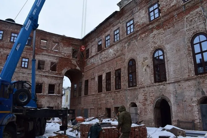 Исторический квартал в центре Казани восстановят к 2028 году В прошлом году на реставрацию ОКН в городе потратили более 2 5 млрд рублей На сегодня Комитет Татарстана по охране объектов культурного наследия разрешил провести реставрационные работы в 24 исторических зданиях Казани сообщил на деловом понедельнике глава администрации Вахитовского и Приволжского районов Альберт Салихов Половина из них переходящие с прошлого года В 2025 м на восстановление ОКН потратили более 2 5 млрд рублей почти половина суммы это средства инвесторов О том как будут вести работы в этом году в материале Реального времени Подпишитесь на Реальное время в МАХ Telegram Дзен