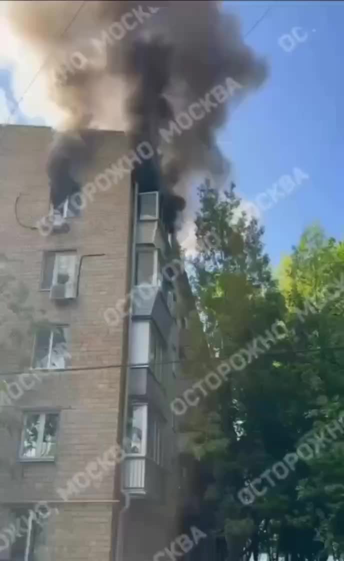 Подросток успешно выбрался из горящей квартиры в Тушино