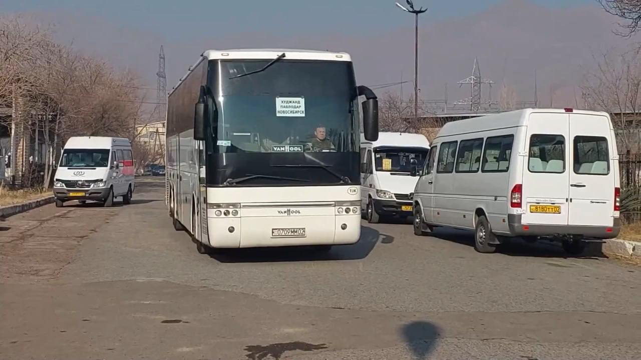 Между Таджикистаном и городами Сибири и Урала запускают прямые автобусы  Автобусы будут ходить по следующим маршрутам:    Худжанд — Новосибирск — один раз в два дня   Худжанд — Тюмень — два раза в неделю   Худжанд — Сургут — два раза в неделю  Время в пути по каждому маршруту займёт около двух суток. Автобусы отправляются с автовокзала «Рохи абрешим» в 34-м микрорайоне Худжанда.  Ранее добраться из этих городов в Таджикистан можно было только с пересадками либо самолётом. Например, из Сургута в Худжанд 2 раза в неделю летает Utair, а из Тюмени — раз в неделю. Из Новосибирска прямые рейсы в Худжанд выполняет S7 — 4 раза в неделю.  Прямое автобусное сообщение было отменено с началом пандемии.