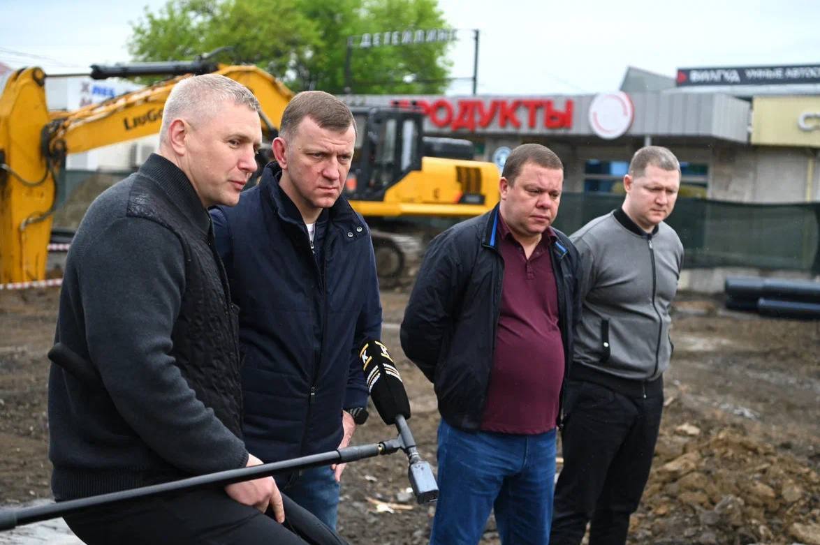 Проверил ход дорожного строительства в Прикубанском округе Краснодара. На подземном переходе по улице им. Дзержинского разрабатывают грунт, формируют тело будущего перехода. Переустроили кабели связи, электрики, перекладывают сети водоснабжения. Подрядчик доложил, что всё идёт в рабочем порядке, беспокойств о срыве сроков нет. По улице им. Константина Образцова работы должны завершиться до начала нового учебного года, чтобы дети и их родители могли беспроблемно добираться к школе. Высокая плотность переустраиваемых сетей сдерживала стройку. Тем не менее устройство ливнёвки, канализации, электросетей и водоснабжения выполнено. В начале лета планируется наконец приступить к созданию полотна будущей дороги на участке от улицы Эльбрусской до улицы Памяти Чернобыльцев. Отдельно хочу заметить, что памятник Чернобыльцам Кубани обязательно вернётся на бульвар Памяти Чернобыльцев. Место для нового постамента выбрано дальше от перекрёстка, в тихой пешеходной зоне среди деревьев. #дорогиКРД
