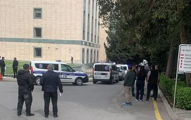 В Национальном онкологическом центре произошёл взрыв пишут местные СМИ По их данным в результате происшествия пациент Мубариз Алиев скончался на месте происшествия Врач радиолог Асиф Насирли получил тяжелые телесные повреждения Он был экстренно госпитализирован Подпишись на t me brtimes