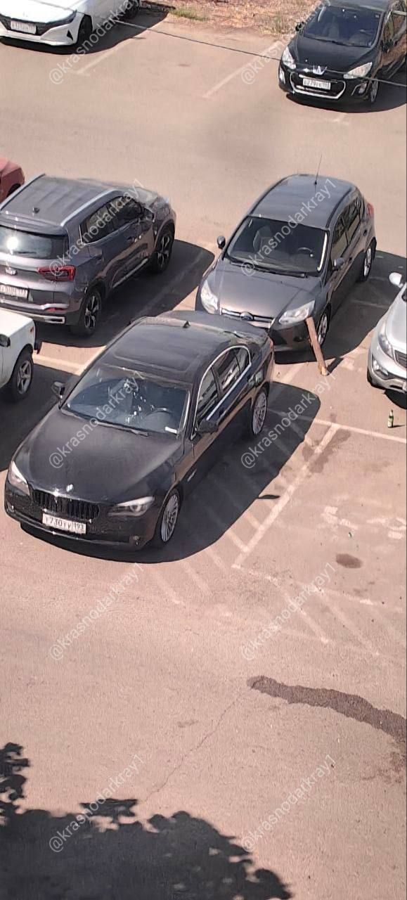 В Краснодаре неизвестный повредил припаркованный автомобиль бревном на территории жилого комплекса Орудие преступления осталось на месте происшествия Владелец автомобиля пытается установить личность виновника Ваши видео высылайте нам в бот krasnodarkray bot Подпишись поделись krasnodarkray1 Прислать видео новость