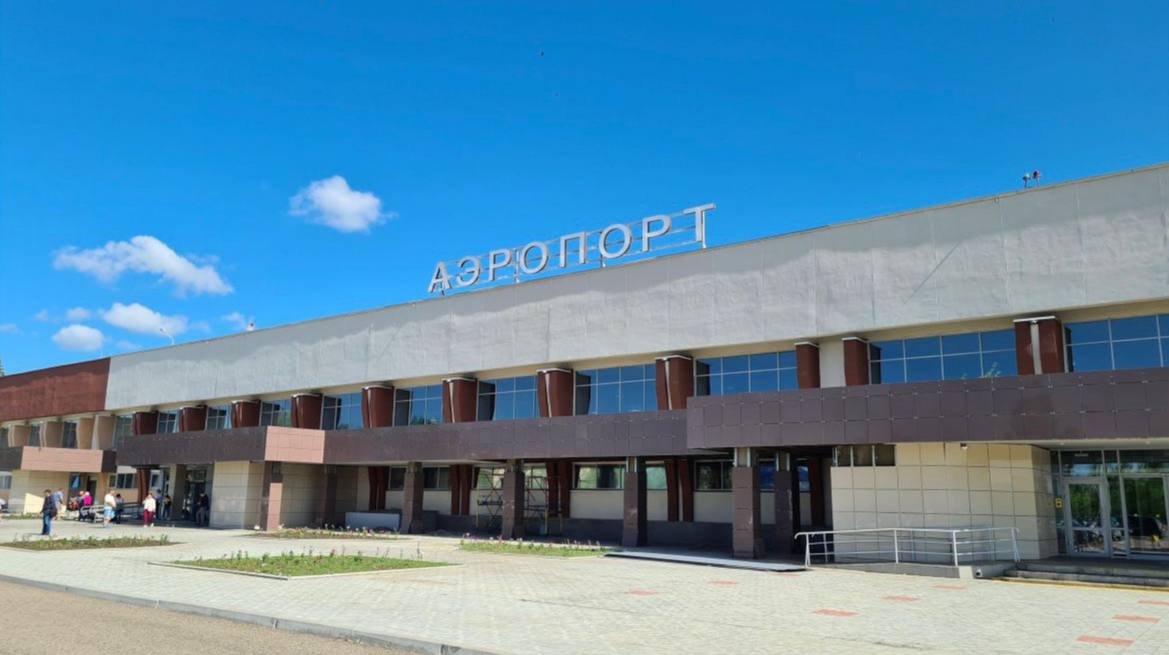 Транспортная прокуратура контролирует ситацию с задержкой вылета рейса Сегодня в аэропорту Читы задержан вылет рейса У6 623 авиакомпании «Уральские авиалинии», следующего по маршруту Чита – Екатеринбург, запланированного на 11:15 местное время . По предварительным данным, вылет рейса перенесен на 11:00 18.05.2025. Читинской транспортной прокуратурой осуществляется контроль за соблюдением прав пассажиров. В случае нарушения прав пассажиры могут обратиться к дежурному прокурору Восточно-Сибирской транспортной прокуратуры по номеру телефона: 8-914-011-68-91