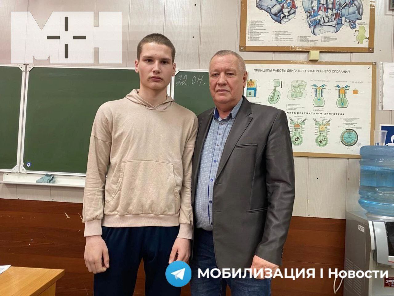 Задержан скандальный чиновник, отправивший на войну 18-летнего парня  О задержании главы Тасеевского района сообщили в СК, пишет канал «Типичный Красноярск». Константина Дизендорфа обвиняют в превышении должностных полномочий. Чиновник незаконно отдал в аренду землю тёще своего сына. Сейчас решается вопрос о мере пресечения.  Дизендорф в прошлом году отправил на фронт 18-летнего Сашу Виншу. Парень впоследствии погиб, зато своих сыновей чиновник хорошо пристроил.  Мы много писали про Дизендорфа и смогли привлечь внимание к этому ужасному случаю. Весь посёлок узнал, кто виноват в гибели парня. Сашу это уже не вернёт, но хоть какая-то справедливость восторжествовала.     — подпишись