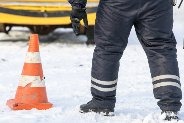 Под Волосово легковушка въехала в дерево. Пострадали водитель и пассажир  Как сообщили в ГКУ "Леноблпожспас", накануне около часа дня поступило сообщение о ДТП между деревнями Летошицы и Сырковицы. Водитель легкового автомобиля JAC не справился с управлением и совершил съезд в кювет. Машина въехала в дерево.   Пострадали водитель и пассажир, их доставили в больницу в Гатчине. Спасатели 123-й пожарной части Волосовского отряда Леноблпожспас проводили деблокировку и оказали помощь пострадавшим.     Ilya Moskovets/URA.RU Global Look Press