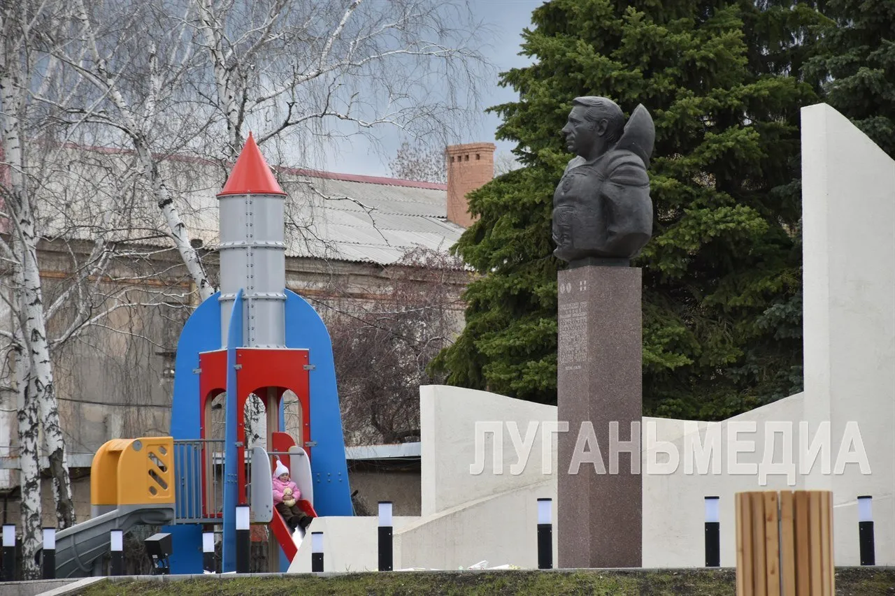 Антрацитовцы отметили День космонавтики на обновлённой площадке в центре города В преддверии 65 й годовщины первого полёта человека в космос жители собрались в сквере Владимира Афанасьевича Ляхова дважды Героя Советского Союза который трижды покорял космические просторы Памятник Ляхову и окружающее пространство в прошлом году капитально отремонтировали а помогли в этом братская Калмыкия и государственная программа Формирование современной городской среды Жители возложили цветы к монументу в дань уважения подвигу Ляхова и космонавтов Для детей провели увлекательную викторину а местные артисты исполнили тематические композиции Так первое мероприятие на обновлённой площадке стало символом преемственности поколений и гордости за достижения соотечественников Южный край в MAX