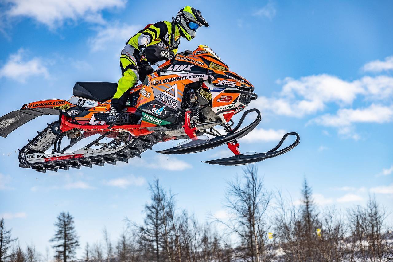 В Новом Уренгое пройдут всероссийские соревнования по кроссу на снегоходах 27 декабря на парковке возле дворца спорта Звёздный состоятся снежные гонки Спортсмены примут участие во Всероссийских соревнованиях Кубок по кроссу на снегоходах памяти Андрея Ушакова а также в Кубке главы города Новый Уренгой по кроссу на мотоциклах с гусеницей Соревнования по кроссу на снегоходах пройдут в классах М1 М2 М3 Юниоры Суперспорт А и Суперспорт Б Заезды состоятся в формате спринт кросса Сноубайкеры выступят в дисциплинах Сноубайк открытый и Сноубайк мастер Участие примут 90 спортсменов из Нового Уренгоя Тобольска Надыма Муравленко Тюмени Екатеринбурга Ноябрьска Новокузнецка и Новосибирска   Старт заездов в 10 35 Приходите поддержать спортсменов и насладиться атмосферой экстрима ЯмалСпорт МотоциклетныйСпорт Ямал Спорт Мы в MAX