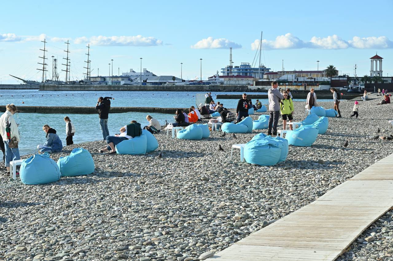 В ноябре в Сочи планируют открыть около 30 зимних пляжных зон расположенных вдоль основных набережных курорта Эти территории будут обозначены золотистыми флагами которые служат маркером благоустроенных рекреационных пространств доступных для посещения в прохладный сезон Зимние пляжи будут работать ежедневно с 9 00 до 17 00 на них будет дежурить охрана