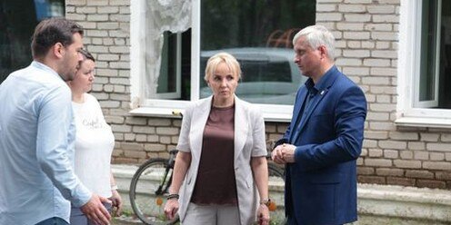 Мария Костюк побывала с рабочим визитом в Облученском районе Первым пунктом поездки стал посёлок Бира. Здесь действует модульная котельная мощностью 5 МВт, введённая в прошлом году. Объект показал высокую надёжность, благодаря чему зимой без перебоев отапливались дома и соцучреждения. Также в посёлке провели замену участка теплотрассы по улице 40 лет Победы. Подготовка к отопительному сезону продолжается. Костюк также осмотрела амбулаторию в посёлке и пообщалась с жительницами. Главный запрос — доступность лекарств. По словам главы области, пункт продажи медикаментов уже начал работу, а перечень препаратов будут расширять с учётом поступающих заявок. Значительное внимание уделили ремонту образовательных учреждений. В Бире завершается капремонт школы №24. На обновление и оснащение направлено более 52 млн рублей. Работы идут по графику, подрядчик также займётся благоустройством территории и установит системы видеонаблюдения. А в селе Двуречье, близится к завершению капитальный ремонт местной школы. На обновление объекта выделено свыше 32 млн рублей федеральных средств. Готово 95% объёма, сдача планируется к новому учебному году. Дополнительно из областного бюджета направили ещё 5 млн рублей на ремонт кровли. #ЕАО