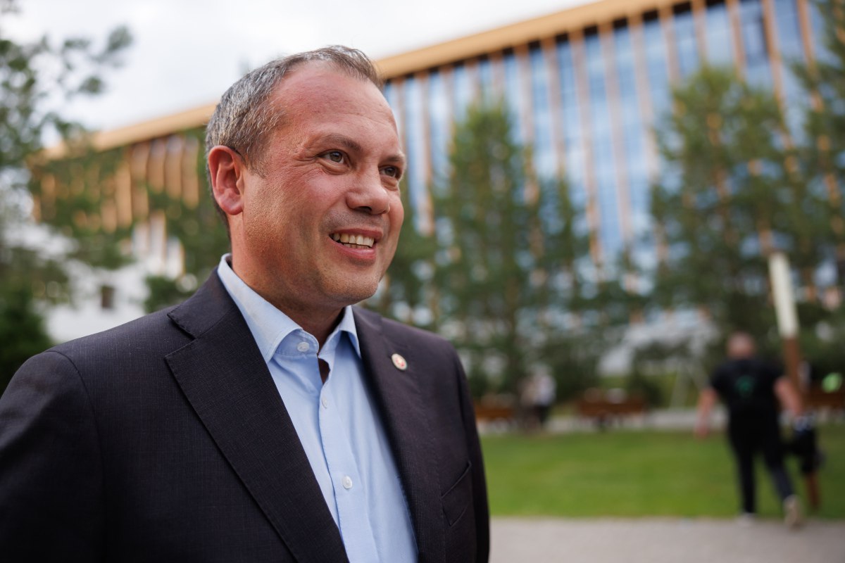 Мэр города сменится в Иннополисе Сегодня действующий градоначальник Дмитрий Вандюков был представлен новым директором Университета Иннополис На этой должности он сменил Искандера Бариева работавшего с августа 2024 года Как сообщил вице премьер РТ Роман Шайхутдинов Бариев принял решение покинуть вуз по собственному желанию Нового мэра города изберут на следующих выборах До этого момента с 2 декабря и о мэра будет назначен руководитель исполкома Иннополиса Ильдар Хуззятов ℹ Подпишитесь на БИЗНЕС Online