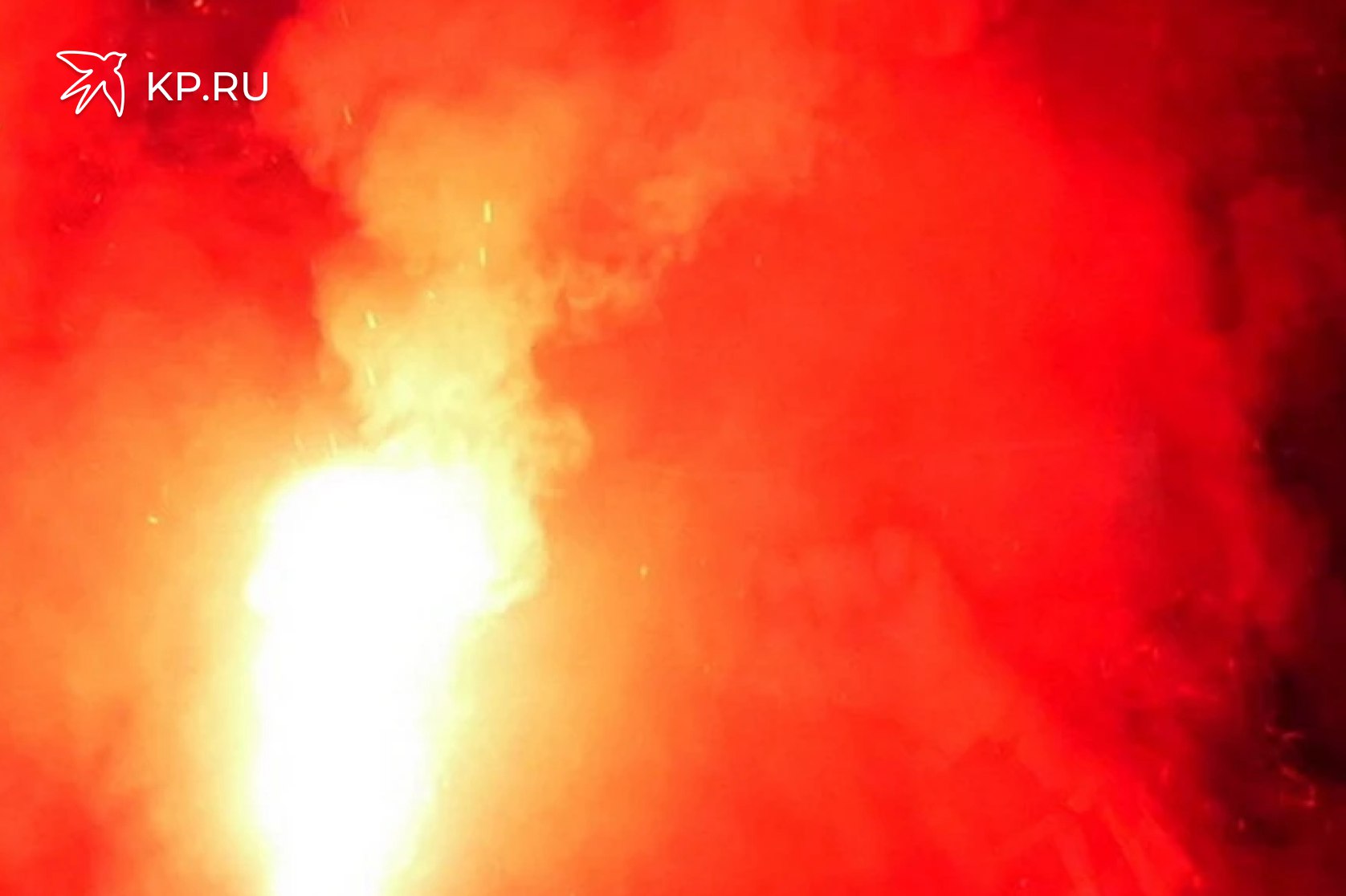 В Воронеже на пожаре в квартире пострадал мужчина В Советском районе Воронежа вечером 5 ноября сгорела квартира Местные жители вызвали пожарных в 21 56 на ул Комарова 2 По фото и видео с места событий которые очевидцы выложили в городских пабликах видно пламя в окнах четвертого этажа девятиэтажки Пожар потушили в 22 13 силами двух пожарных расчетов Спасатели эвакуировали одного человека с маской спасаемого В результате пожара в трехкомнатной квартире выгорела комната площадью 12 квадратных метров в прихожей сгорели мебель и домашние вещи Пострадал мужчина его доставили в облбольницу 1 Эксперты выясняют причину возгорания сообщили в ГУ МЧС России по Воронежской области